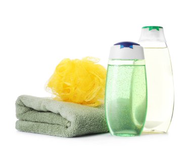 Kişisel hijyen ürünleri, duşlu puf ve beyaz arka planda havlu.