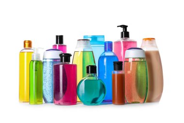 Beyaz arka planda farklı kişisel hijyen ürünleri şişeleri