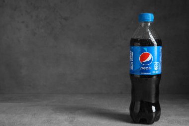 MYKOLAIV, UKRAINE - 9 Şubat 2021: Gri masada bir şişe Pepsi, metin için yer