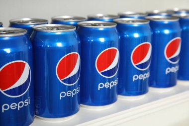MYKOLAIV, UKRAINE - 10 Şubat 2021: Pepsi kutuları beyaz rafta, yakın plan