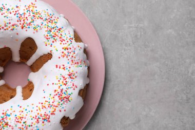 Gri masaya serpiştirilmiş Paskalya pastası, üst manzara. Metin için boşluk