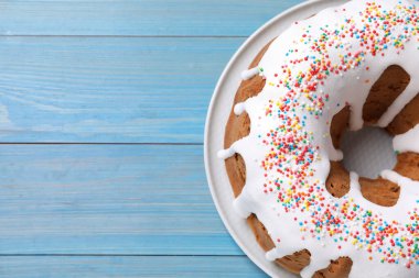 Açık mavi ahşap masaya serpiştirilmiş Paskalya pastası, üst manzara. Metin için boşluk