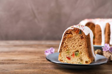 Tahta masaya serpiştirilmiş Paskalya pastası ve şekerli meyveler.