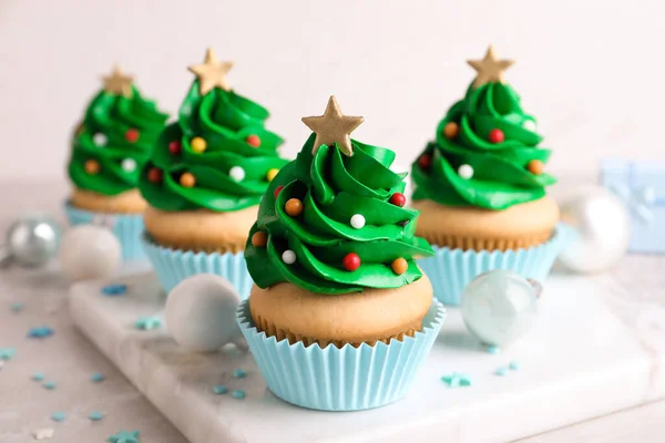 Karácsonyfa Alakú Sütemények Dekoráció Asztalon — Stock Fotó
