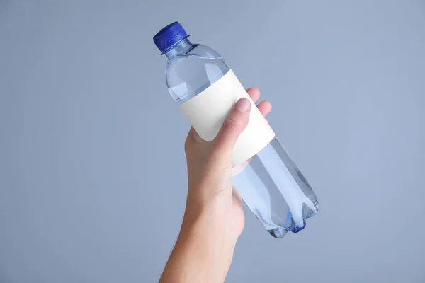Frau Mit Plastikflasche Mit Sodawasser Auf Hellgrauem Hintergrund Nahaufnahme — Stockfoto