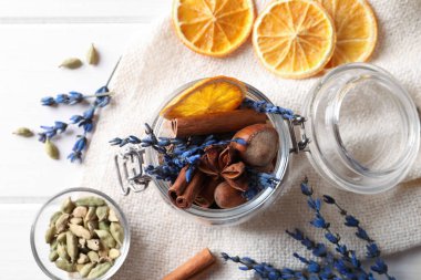 Aromatik potpuri cam kavanozda beyaz masada, düz yerde.