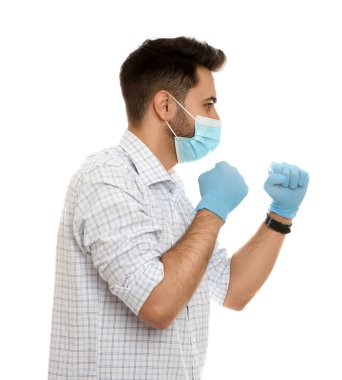 Koruyucu maskeli ve eldivenli bir adam beyaz arka planda poz veriyor. Güçlü bağışıklık kavramı