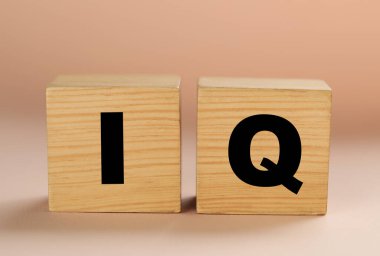 Tahta küplerin bej arka planda kısaIık IQ 'su