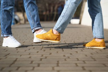 İnsanlar dışarıda tokalaşmak yerine ayaklarına vurarak birbirlerini selamlıyorlar.