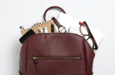 Beyaz arkaplanda farklı ögelere sahip şık şehir sırt çantası, üst görünüm