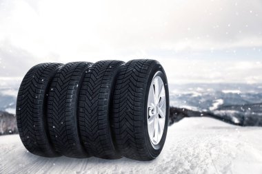 Kış lastikli tekerlekler kar üzerinde açık havada