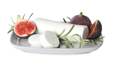 Taze incirli lezzetli keçi peyniri ve beyaz arka planda biberiye.