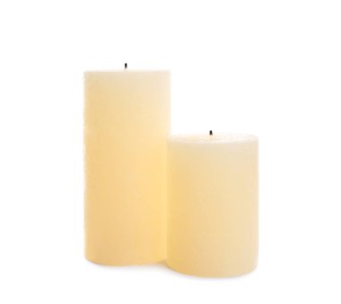 Beyaz arkaplanda yeni sütun mumları