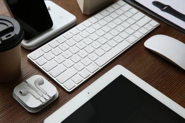 MYKOLAIV, UKRAINE - 20 Temmuz 2020: iPhone 11 ile kompozisyon ve ahşap masadaki farklı Apple cihazları