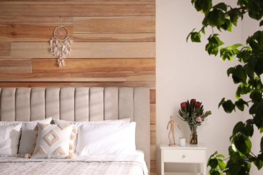 Şık bir odada yatağın üstünde asılı güzel bir düş kapanı