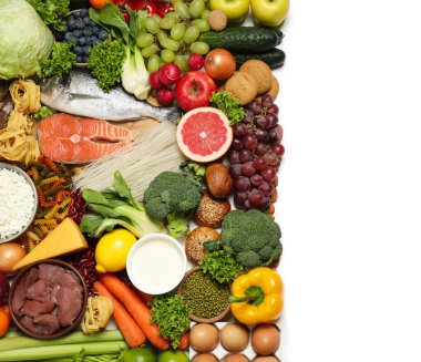 Beyaz arka planda farklı ürünler, üst görünüm. Sağlıklı yiyecekler ve dengeli beslenme