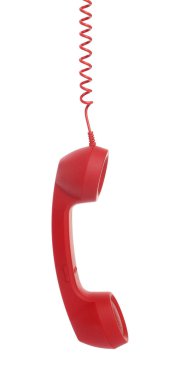 Beyaz arka planda asılı kırmızı kablolu telefon ahizesi. Yardım hattı kavramı