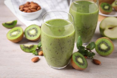 Lezzetli kivi püresi ve beyaz ahşap masa malzemeleri.