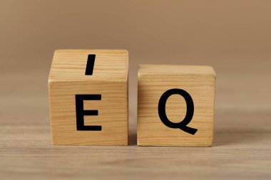 E, I ve Q harfleri ahşap masada.