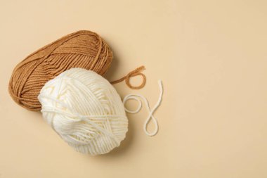 Bej arka planda yumuşak yün iplikler, düz yatış. Metin için boşluk