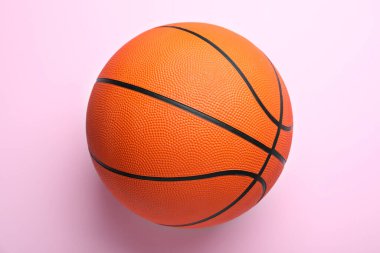 Pembe arka planda turuncu top, üst manzara. Basketbol ekipmanları