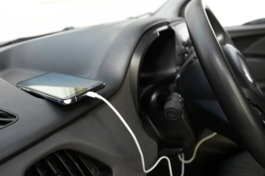 Modern arabada USB kablolu akıllı telefon.