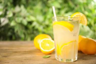 Ahşap masada camdan yapılmış taze limonata. Metin için boşluk