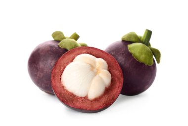 Beyaz arka planda taze olgun mangosteen meyveleri