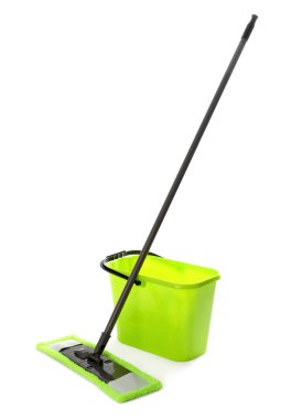 Beyaz arka planda paspas ve plastik kova. Temizlik servisi