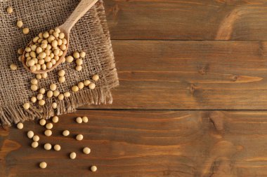 Ahşap masada soya, düz uzanmış. Metin için boşluk