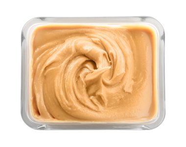 Beyaz tencereye izole edilmiş, nefis fıstık ezmesi.