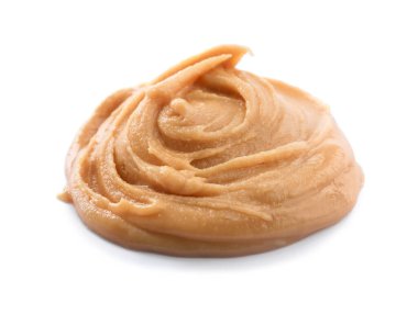 Beyaz üzerine izole edilmiş lezzetli kremalı fıstık ezmesi.