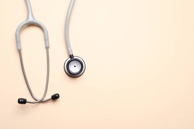 Bej arka planda steteskop, üst manzara. Metin için boşluk