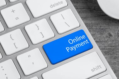 Üzerinde metin olan modern dizüstü bilgisayar klavyesi mavi düğmeye basılı ödeme, kapatma görünümü