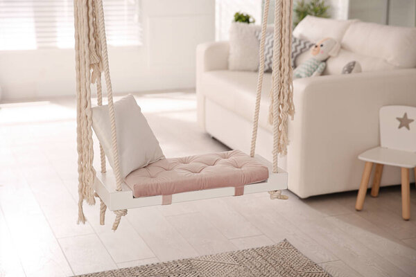 Качели с подушкой в гостиной. Стильный дизайн интерьера