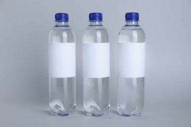 Hafif arka planda soda suyu olan plastik şişeler.