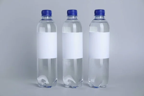 Plastikflaschen Mit Sodawasser Auf Hellem Hintergrund — Stockfoto