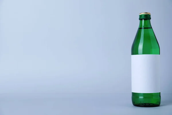 Glasflasche Mit Sodawasser Auf Hellem Hintergrund Raum Für Text — Stockfoto