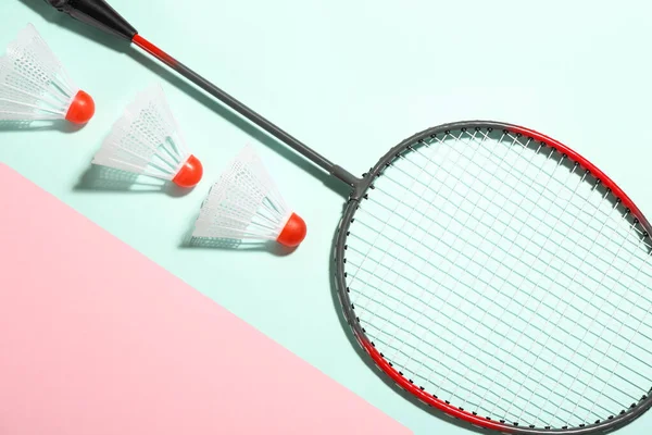 Badminton raketi ve renkli arka planda mekik horozları, düz yatıyordu