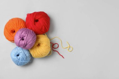 Beyaz arka planda yumuşak yün iplikler, düz yatış. Metin için boşluk