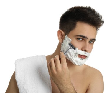 Beyaz arka planda jiletle tıraş olan yakışıklı bir genç.