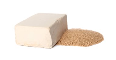 Beyaz arkaplanda sıkıştırılmış ve granüle edilmiş maya