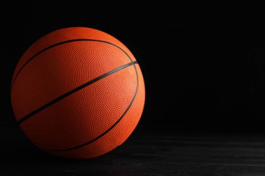Siyah ahşap masa üzerinde basketbol topu koyu arkaplan, metin için boşluk