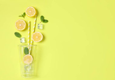 Turunçgil dilimli, buzlu ve nane arkaplanlı limonata düzlemi. Metin için boşluk