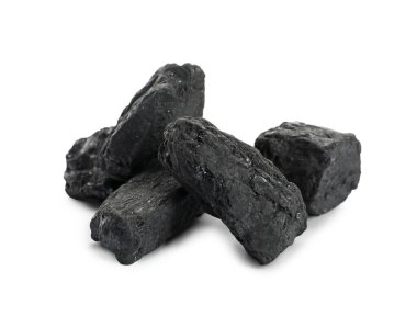 Beyaz üzerine izole edilmiş kömür parçaları. Mineral yatakları