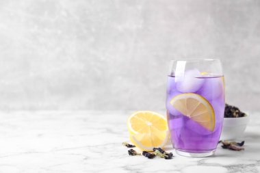 Beyaz mermer masada limon ve buzlu organik mavi Anchan, yazı için yer var. Bitki çayı.