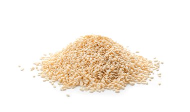 Beyaz arkaplanda susam tohumları yığını