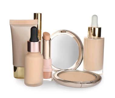 Beyaz arka planda vakıf makyaj ürünleri. Dekoratif kozmetik