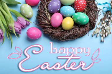 Mutlu Paskalyalar. Açık mavi arka planda parlak boyalı yumurtalarla düz kompozisyon 