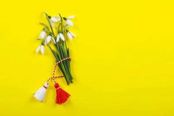 Schöne Schneeglöckchen Mit Traditionellem Martisor Auf Gelbem Hintergrund Flacher Lage — Stockfoto